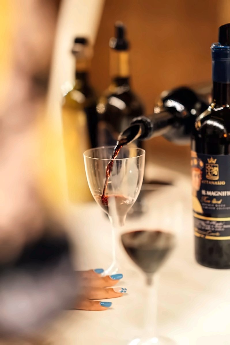 Il Magnifico versato nei calici durante una serata