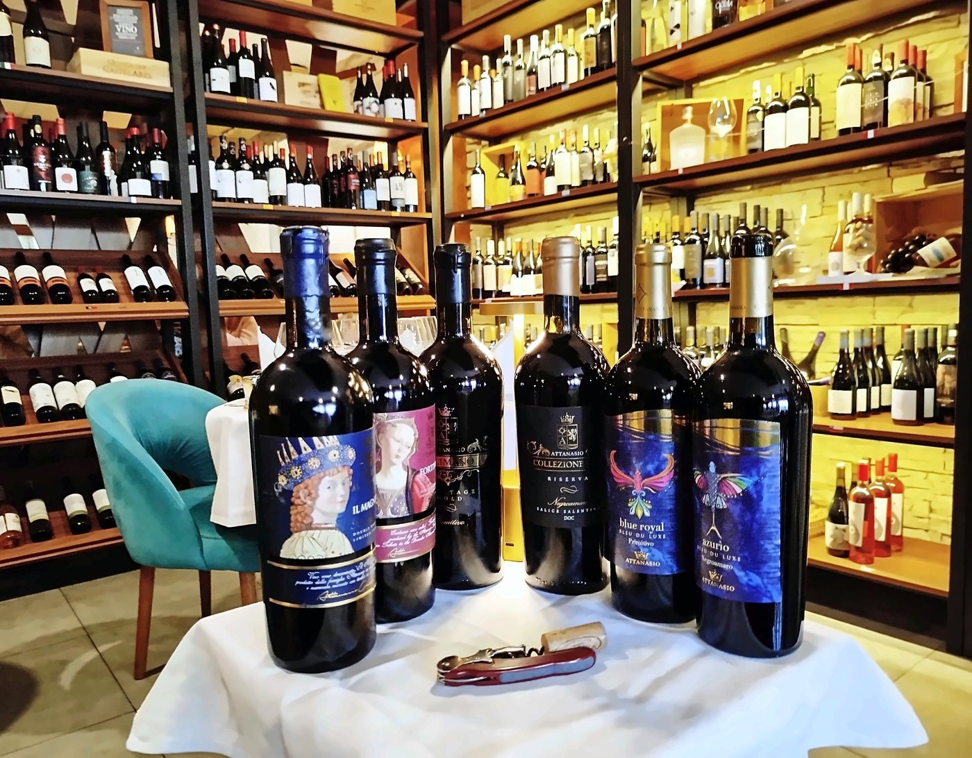 Sei bottiglie Attanasio su un tavolo in enoteca