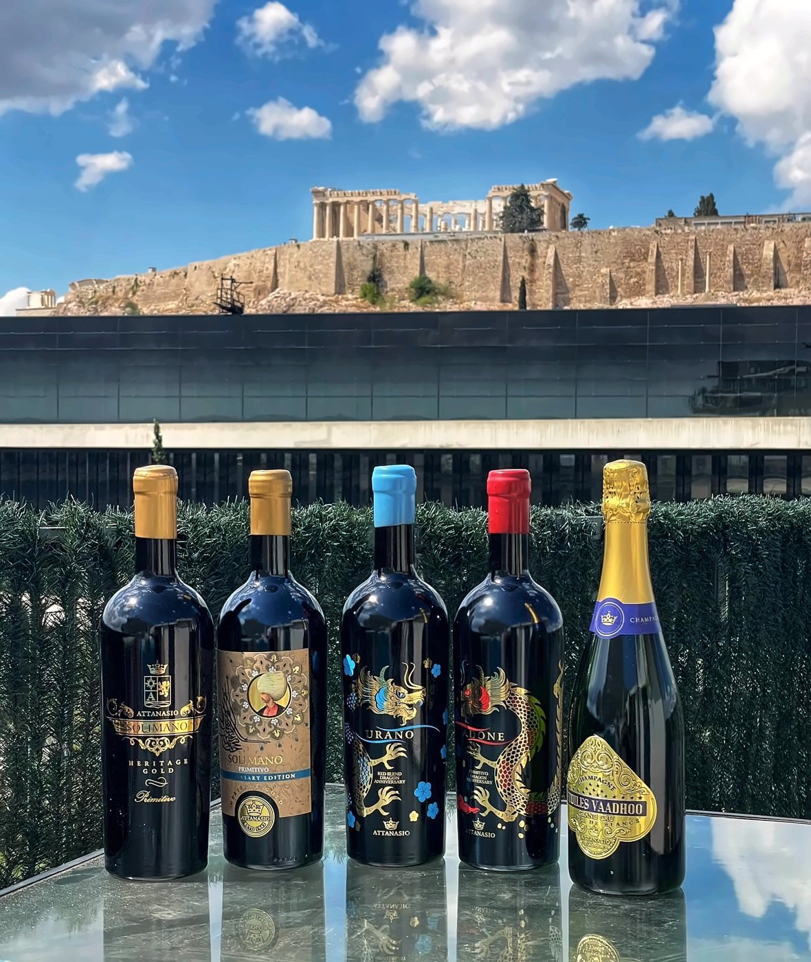 Solimano, Urano, Ladone ed Étoiles Vaadhoo su una terrazza davanti all'Acropoli di Atene