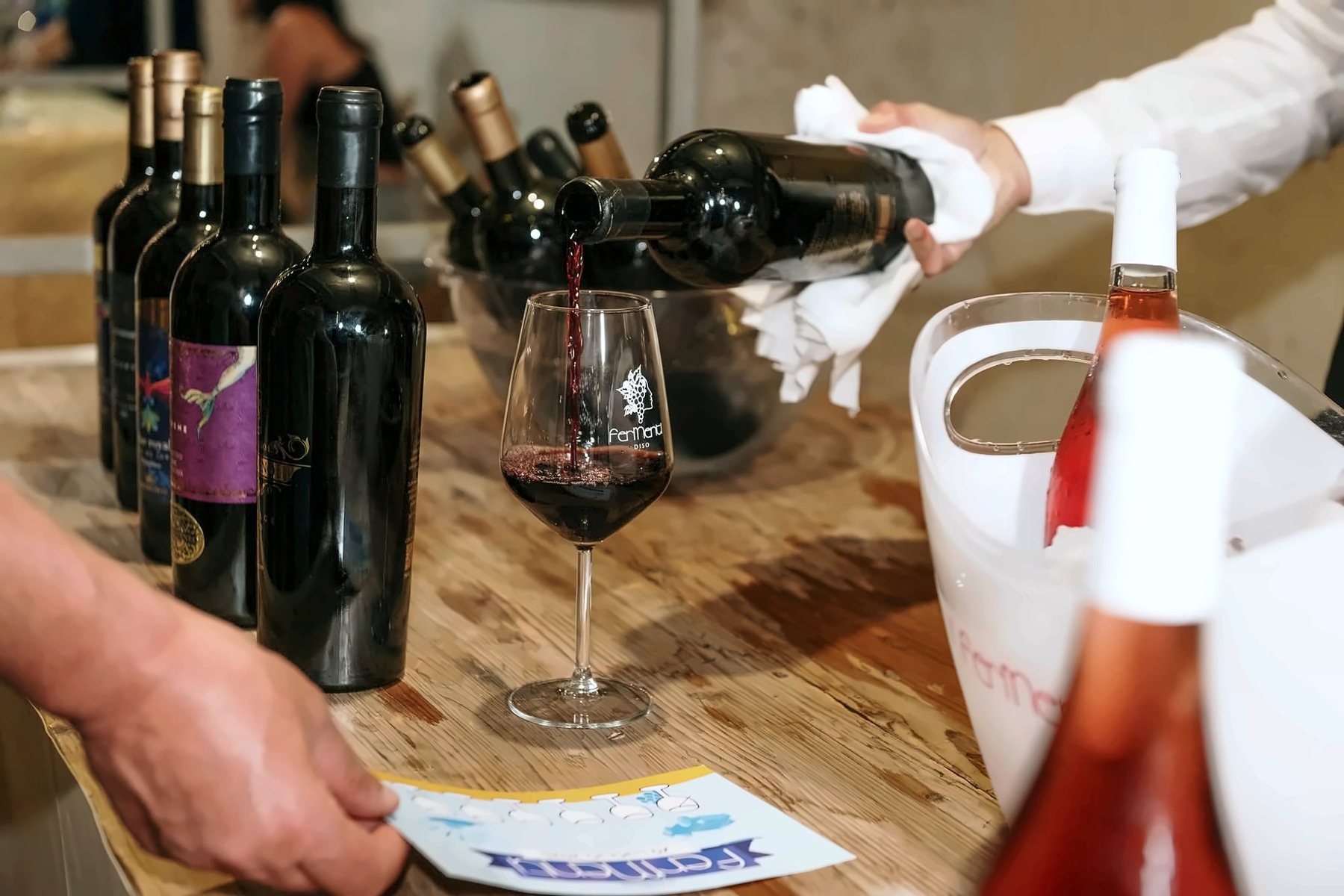 Vino rosso versato nel calice durante una degustazione